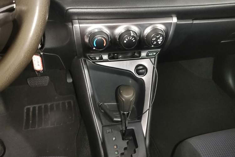 Used Toyota YARiS L Zhi Xuan 2015 1.5E Automatic Charm Edition Gear Lever