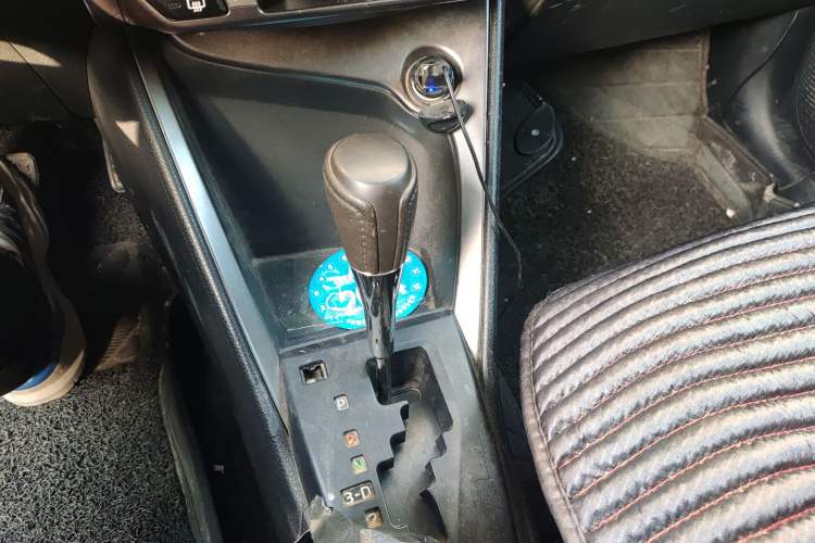 Used Toyota YARiS L Zhi Xuan 2015 1.5E Automatic Charm Edition Gear Lever