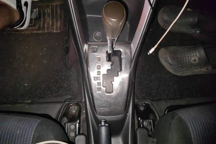 Used Toyota YARiS L Zhi Xuan 2015 1.5E Automatic Charm Edition Gear Lever