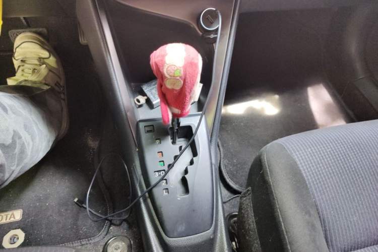 Used Toyota YARiS L Zhi Xuan 2015 1.5E Automatic Charm Edition Gear Lever