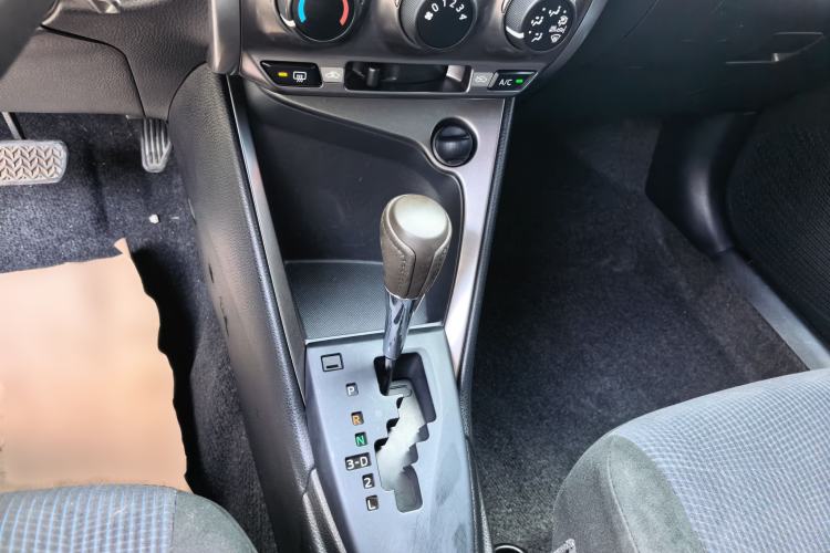 Used Toyota YARiS L Zhi Xuan 2015 1.5E Automatic Charm Edition Gear Lever