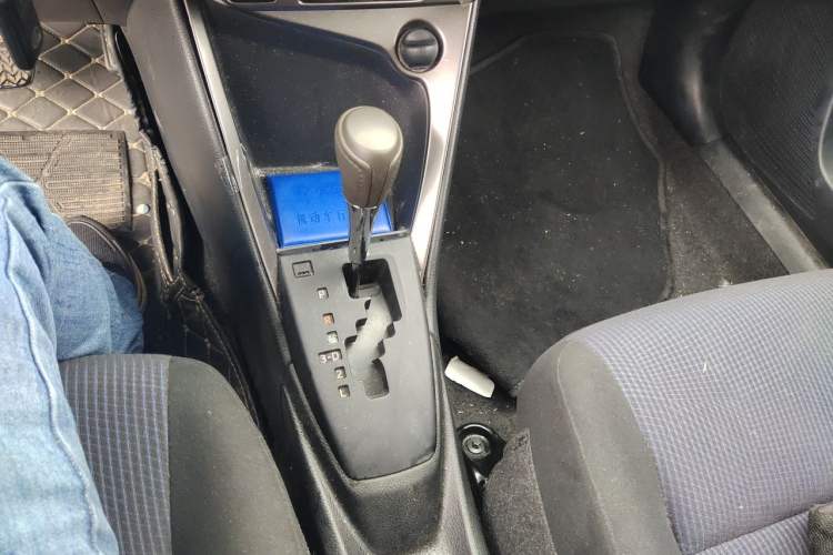 Used Toyota YARiS L Zhi Xuan 2015 1.5E Automatic Charm Edition Gear Lever
