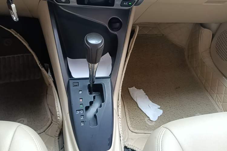 Used Toyota YARiS L Zhi Xuan 2015 1.5E Automatic Charm Edition Gear Lever