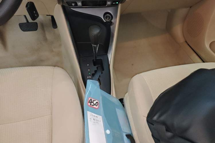 Used Toyota YARiS L Zhi Xuan 2015 1.5E Automatic Charm Edition Gear Lever