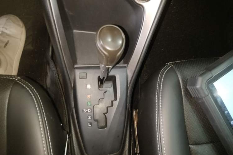 Used Toyota YARiS L Zhi Xuan 2015 1.5E Automatic Charm Edition Gear Lever