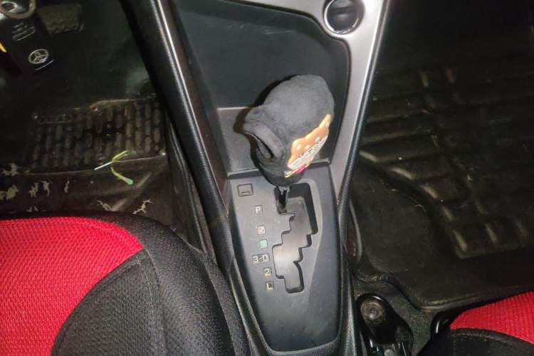 Used Toyota YARiS L Zhi Xuan 2015 1.5E Automatic Charm Edition Gear Lever