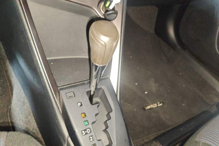 Used Toyota YARiS L Zhi Xuan 2015 1.5E Automatic Charm Edition Gear Lever
