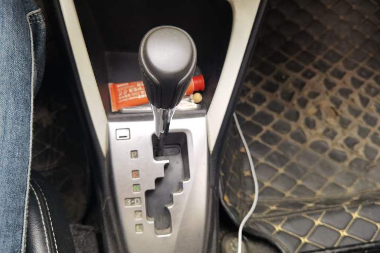 Used Toyota YARiS L Zhi Xuan 2015 1.5G Automatic Xuan Dong Sunroof Special Edition Gear Lever