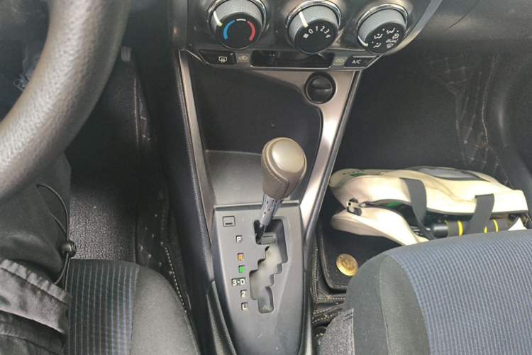 Used Toyota YARiS L Zhi Xuan 2015 1.5E Automatic Charm Edition Gear Lever