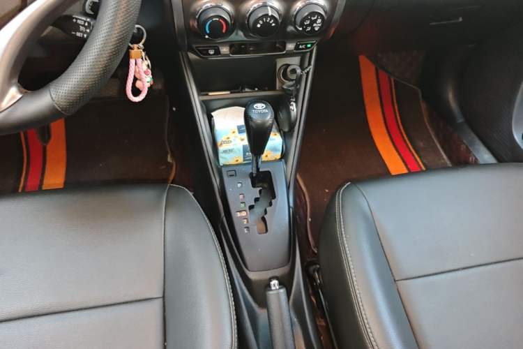Used Toyota YARiS L Zhi Xuan 2015 1.5E Automatic Charm Edition Gear Lever