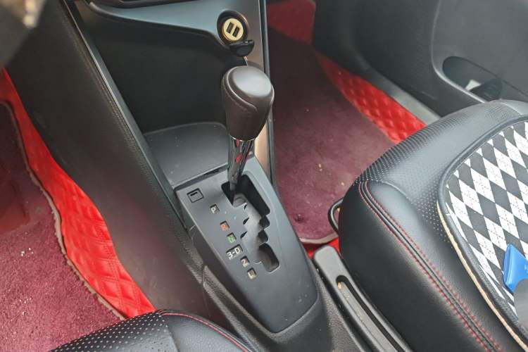 Used Toyota YARiS L Zhi Xuan 2015 1.5E Automatic Charm Edition Gear Lever