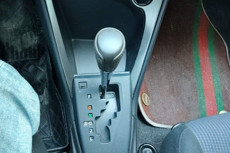 Used Toyota YARiS L Zhi Xuan 2015 1.5E Automatic Charm Edition Gear Lever