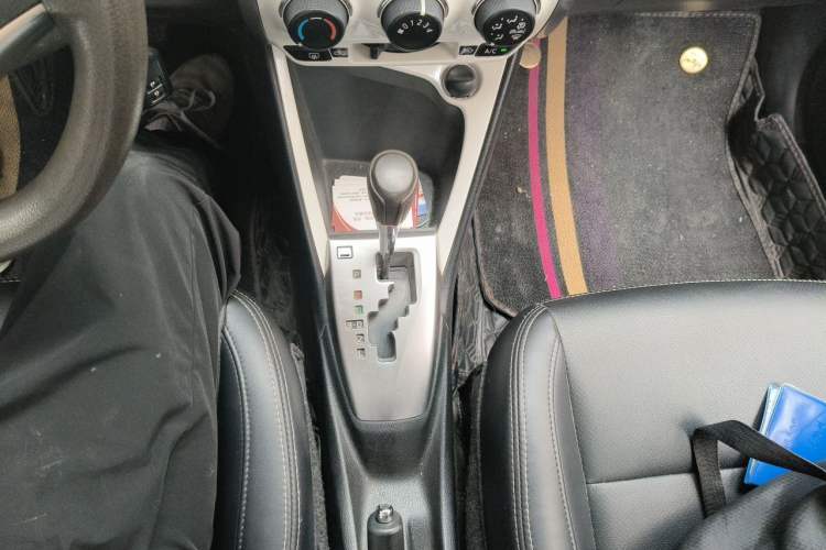 Used Toyota YARiS L Zhi Xuan 2015 1.5G Automatic Xuan Dong Sunroof Special Edition Gear Lever