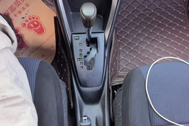 Used Toyota YARiS L Zhi Xuan 2015 1.5E Automatic Charm Edition Gear Lever