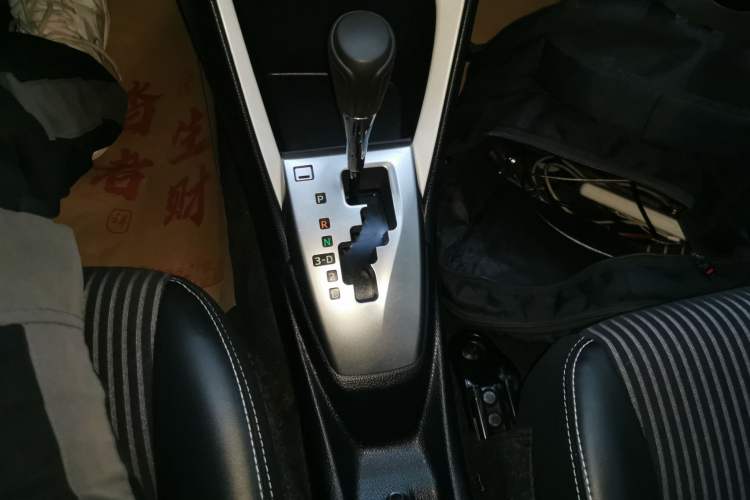Used Toyota YARiS L Zhi Xuan 2015 1.5G Automatic Xuan Dong Sunroof Special Edition Gear Lever