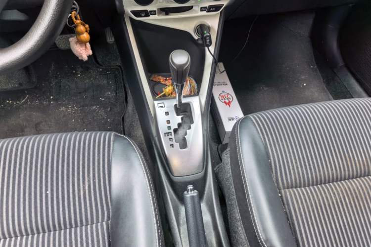 Used Toyota YARiS L Zhi Xuan 2015 1.5G Automatic Xuan Dong Sunroof Special Edition Gear Lever