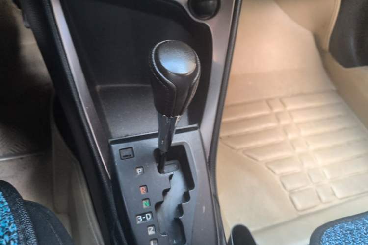 Used Toyota YARiS L Zhi Xuan 2015 1.5E Automatic Charm Edition Gear Lever