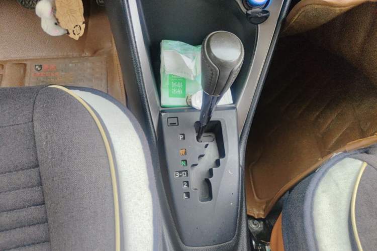 Used Toyota YARiS L Zhi Xuan 2015 1.5E Automatic Charm Edition Gear Lever