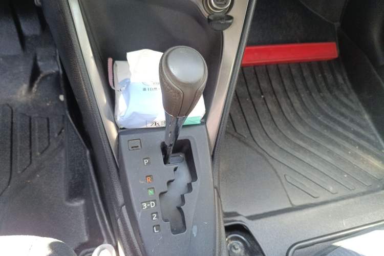 Used Toyota YARiS L Zhi Xuan 2015 1.5E Automatic Charm Edition Gear Lever