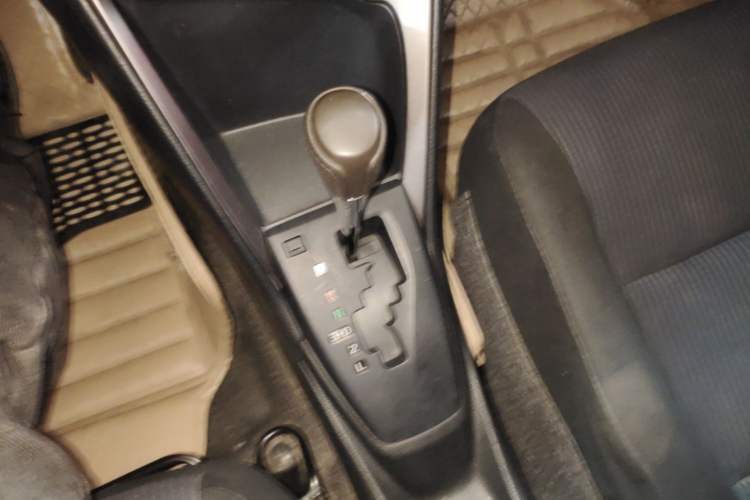 Used Toyota YARiS L Zhi Xuan 2015 1.5E Automatic Charm Edition Gear Lever