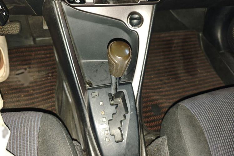 Used Toyota YARiS L Zhi Xuan 2015 1.5E Automatic Charm Edition Gear Lever