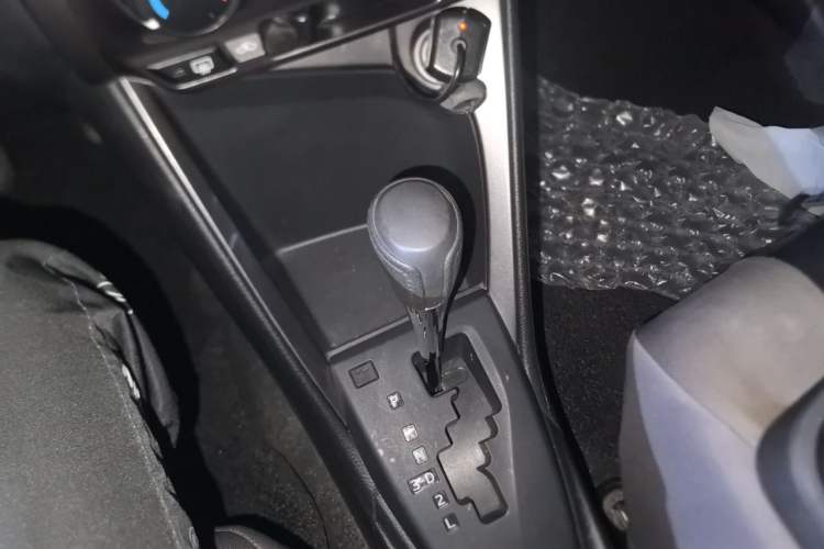 Used Toyota YARiS L Zhi Xuan 2015 1.5E Automatic Charm Edition Gear Lever