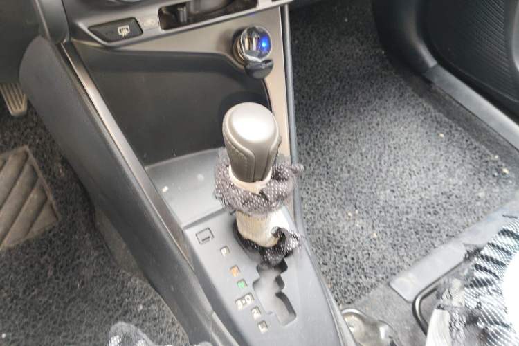 Used Toyota YARiS L Zhi Xuan 2015 1.5E Automatic Charm Edition Gear Lever