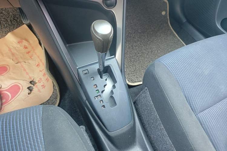 Used Toyota YARiS L Zhi Xuan 2015 1.5E Automatic Charm Edition Gear Lever