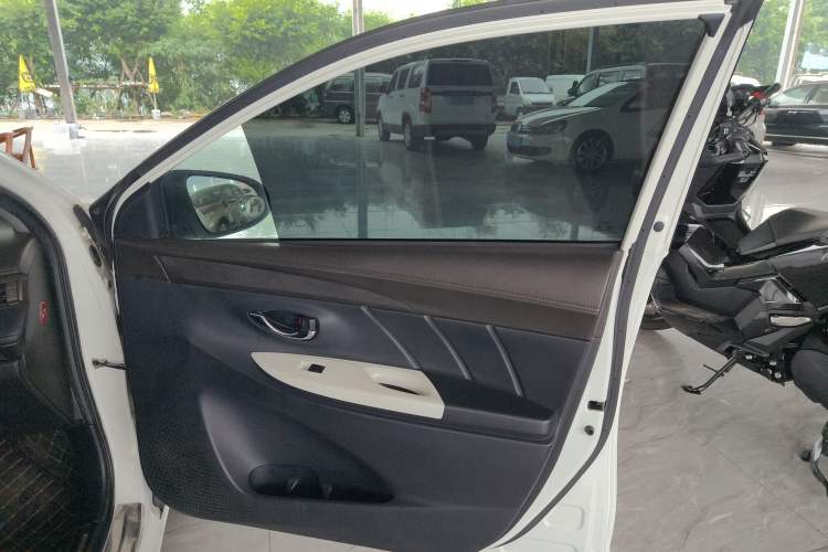 Used Toyota YARiS L Zhi Xuan 2015 1.5G Manual Xuan Dong Sunroof Special Edition Interior 2