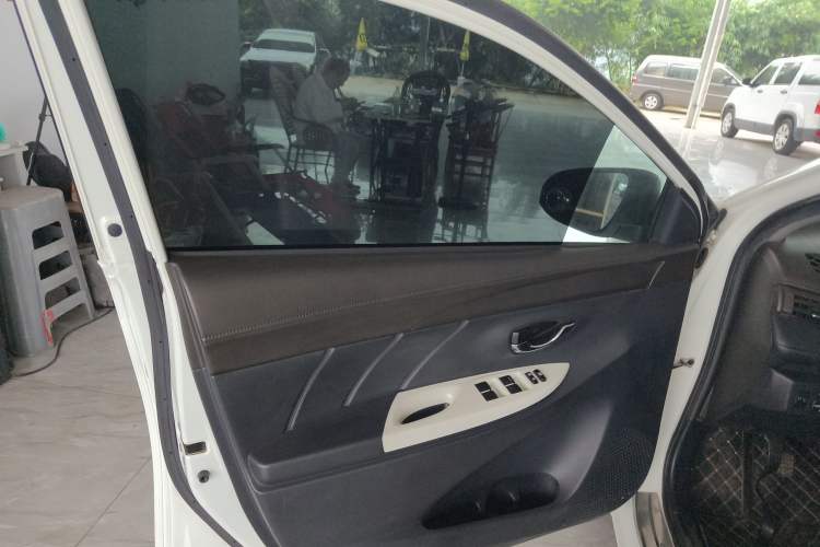 Used Toyota YARiS L Zhi Xuan 2015 1.5G Manual Xuan Dong Sunroof Special Edition Interior 4