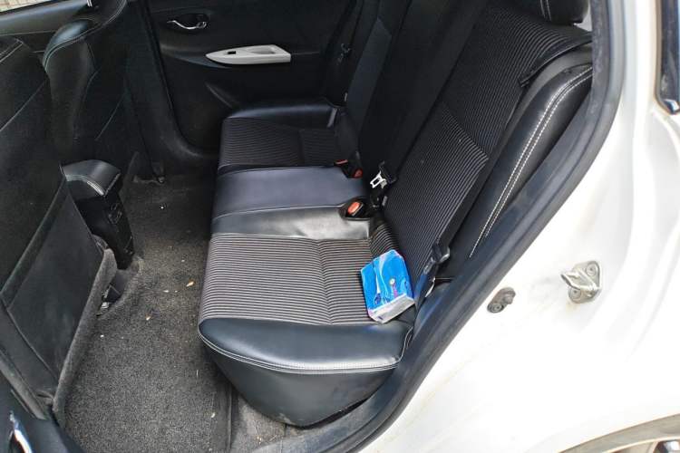 Used Toyota YARiS L Zhi Xuan 2015 1.5G Automatic Xuan Dong Sunroof Special Edition Left Rear Seat