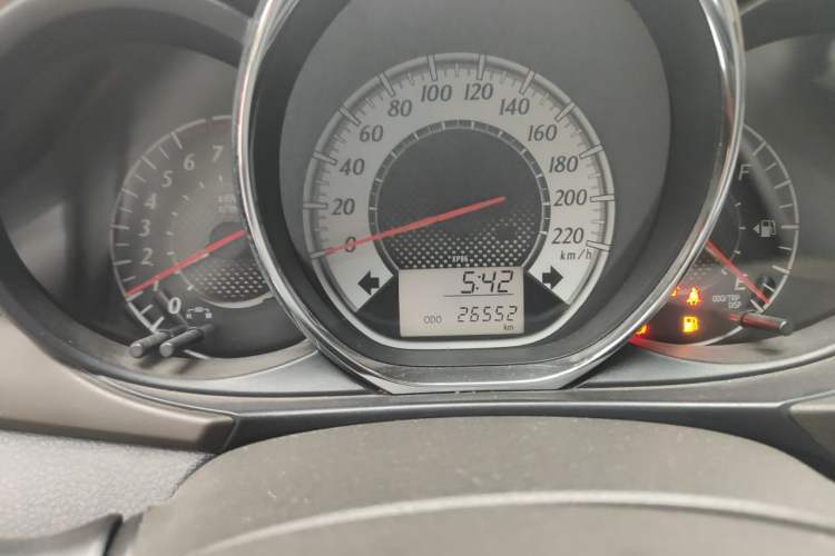 Used Toyota YARiS L Zhi Xuan 2015 1.5G Manual Xuan Dong Sunroof Special Edition Odometer Close Up