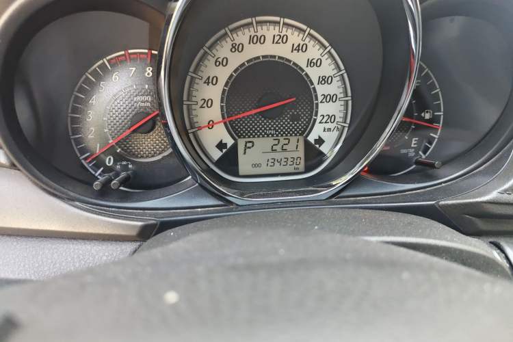 Used Toyota YARiS L Zhi Xuan 2015 1.5G Automatic Xuan Dong Sunroof Special Edition Odometer Close Up