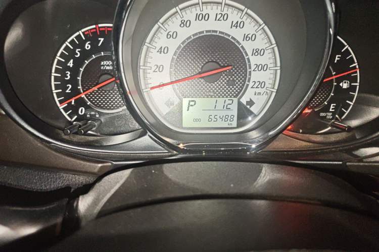 Used Toyota YARiS L Zhi Xuan 2015 1.5G Automatic Xuan Dong Sunroof Special Edition Odometer Close Up