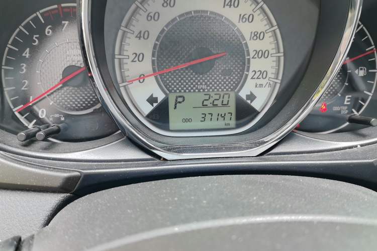 Used Toyota YARiS L Zhi Xuan 2015 1.5G Automatic Xuan Dong Sunroof Special Edition Odometer Close Up