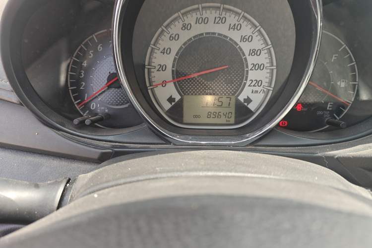 Used Toyota YARiS L Zhi Xuan 2015 1.5G Manual Xuan Dong Sunroof Special Edition Odometer Close Up
