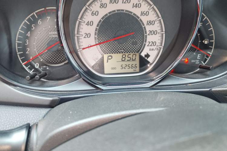 Used Toyota YARiS L Zhi Xuan 2015 1.5G Automatic Xuan Dong Sunroof Special Edition Odometer Close Up