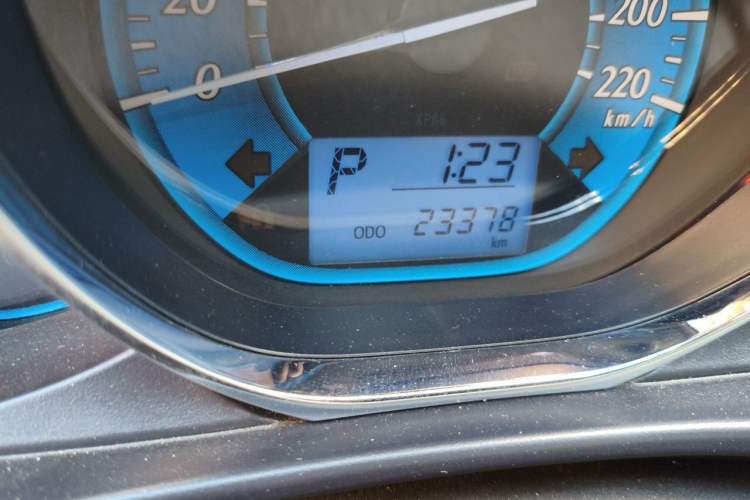 Used Toyota YARiS L Zhi Xuan 2015 1.5E Automatic Charm Edition Odometer Close Up