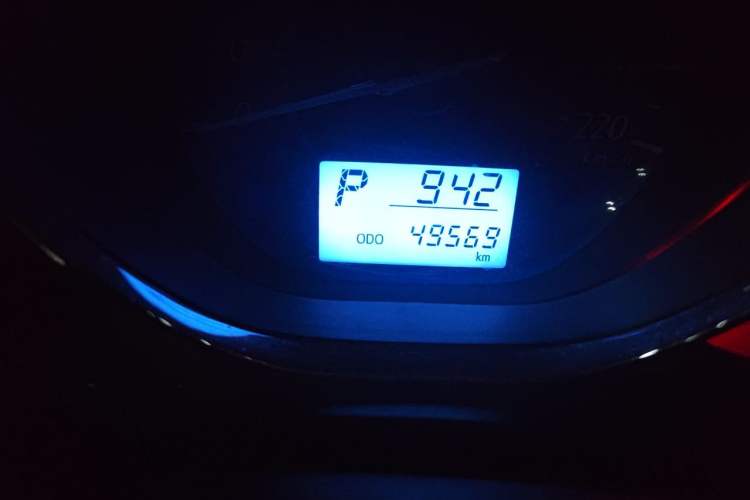 Used Toyota YARiS L Zhi Xuan 2015 1.5E Automatic Charm Edition Odometer Close Up