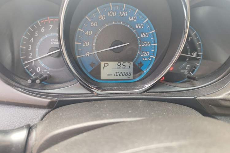 Used Toyota YARiS L Zhi Xuan 2015 1.5E Automatic Charm Edition Odometer Close Up