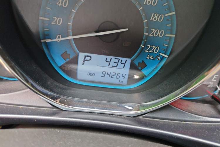 Used Toyota YARiS L Zhi Xuan 2015 1.5E Automatic Charm Edition Odometer Close Up