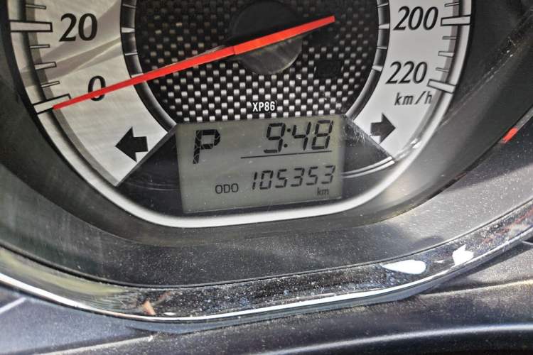 Used Toyota YARiS L Zhi Xuan 2015 1.5G Automatic Xuan Dong Sunroof Special Edition Odometer Close Up