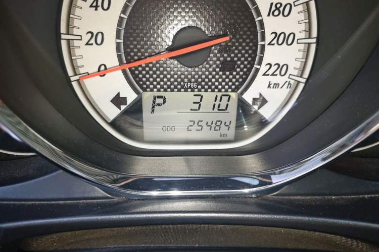 Used Toyota YARiS L Zhi Xuan 2015 1.5G Automatic Xuan Dong Sunroof Special Edition Odometer Close Up