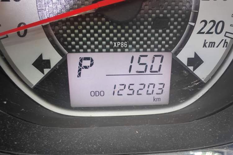 Used Toyota YARiS L Zhi Xuan 2015 1.5G Automatic Xuan Dong Sunroof Special Edition Odometer Close Up