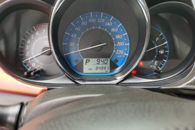 Used Toyota YARiS L Zhi Xuan 2015 1.5E Automatic Charm Edition Odometer Close Up