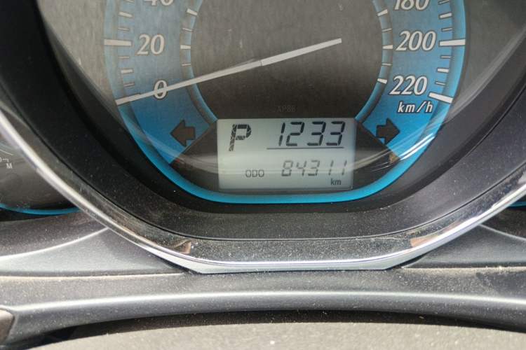 Used Toyota YARiS L Zhi Xuan 2015 1.5E Automatic Charm Edition Odometer Close Up