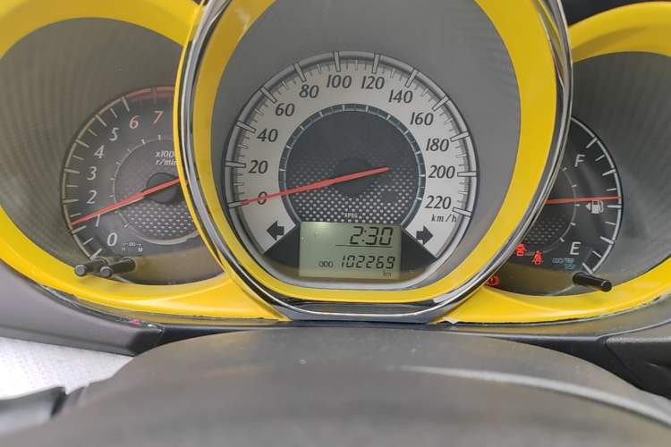 Used Toyota YARiS L Zhi Xuan 2015 1.5G Manual Xuan Dong Sunroof Special Edition Odometer Close Up