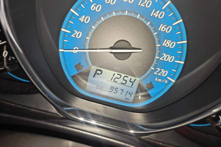 Used Toyota YARiS L Zhi Xuan 2015 1.5E Automatic Charm Edition Odometer Close Up