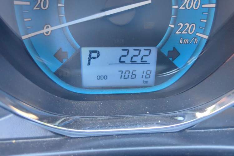 Used Toyota YARiS L Zhi Xuan 2015 1.5E Automatic Charm Edition Odometer Close Up
