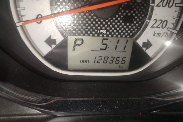 Used Toyota YARiS L Zhi Xuan 2015 1.5G Automatic Xuan Dong Sunroof Special Edition Odometer Close Up